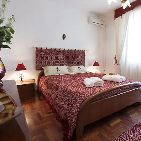 לינה וארוחת בוקר Sa Mariposa 3*